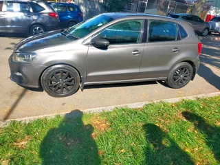 2010 VOLKSWAGEN POLO 6 HATCHBACK 1.4 COMFORTLINE MANUAL TRANSMISSION IN EXCELLENT CONDITION