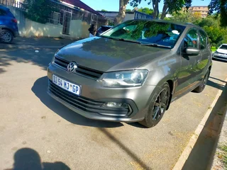 2010 VOLKSWAGEN POLO 6 HATCHBACK 1.4 COMFORTLINE MANUAL TRANSMISSION IN EXCELLENT CONDITION