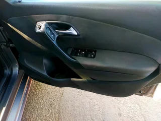 2010 VOLKSWAGEN POLO 6 HATCHBACK 1.4 COMFORTLINE MANUAL TRANSMISSION IN EXCELLENT CONDITION