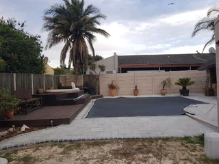 Outdoor paving pattern