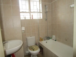GROUND FLOOR Bachelor flat for sale in Valhalla for R 499 000, within a small Complex of 20 Units