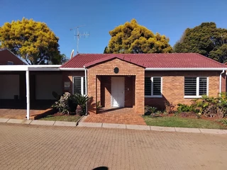 Spacious 2-bedroom, 2-bathroom Townhouse for Sale in Die Hoewes for R 1 265 000