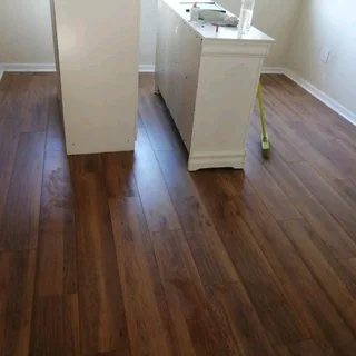 Vinly and laminate installers