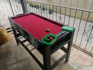 2 in 1 pool and soccer table. Including pol balls and 3 soccer balls. Excellent