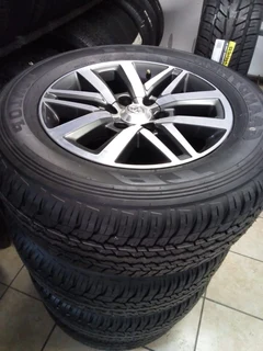 18inch Toyota Hilux/Fortuner original mags with brand new 265/60/18 Dunlop Grandtrek A/T set R15500