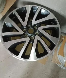 18inch Nissan Navara original mag to use for spare R2500.