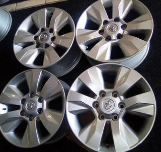 17inch Toyota Hilux GD6 original mags set R6500.