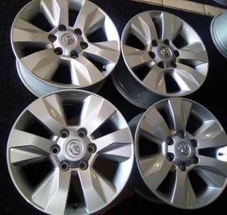 17inch Toyota GD6 Hilux original mags set R6500.