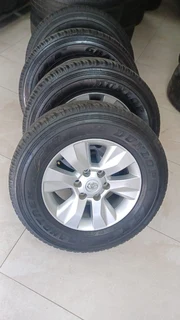 Toyota Hilux GD6 17inch original mags with Good used 265/65/17 Dunlop Grandtrek A/T set R11500