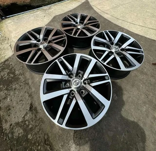 Toyota Hilux/Fortuner original 18&#34; mags set for R9800.