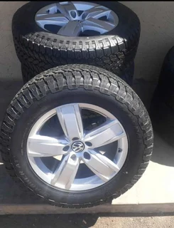 18inch VW Amarok OEM mags with brand new 255/60/18 General Grabber AT3 set R19999