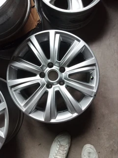 18inch Vw Amarok Original Mag To Use For Spare R2000.
