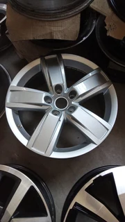 18inch Vw Amarok Original Mag To Use For Spare R2500.