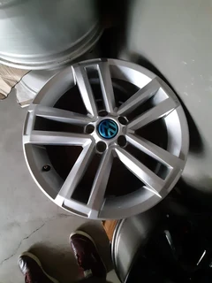 19inch Vw Amarok Original Mag To Use For Spare R3500.
