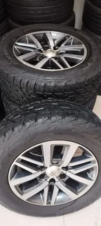 Toyota Hilux/Fortuner 18&#34; original mags with 265/60/18 Bridgestone Dueller AT set R14000