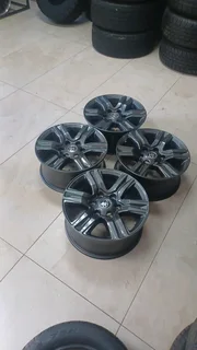Toyota Hilux/Fortuner 17inch original mags set R8000.