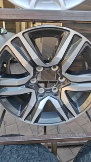 17inch Toyota Hilux/Fortuner original mag t use for spare R2000.
