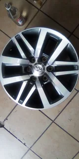 18inch Toyota Hilux/Fortuner original mag to use for spare R2300.
