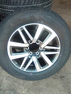 Toyota Hilux/Fortuner 18inch original mag with brand new 265/60/18 Dunlop  AT to use for spare R4300