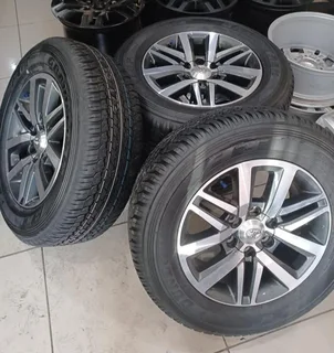 Toyota Hilux/Fortuner 18inch original mags with brand new 265/60/18 Dunlop Grandtrek AT25 set R15500
