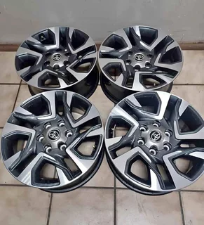 Toyota Fortuner/Legend 55 18inch original mags set for R12000.