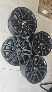 17inch Toyota Hillux D4D/Fortuner original mags set R8000.