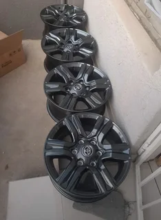 17inch Toyota Hilux/Fortuner original mags set for R8000.