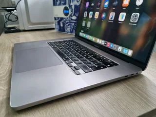 MacBook pro 2019 Touchbar i7 16-inch