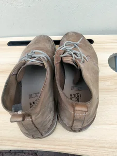 Size 9 Safari mens leather shoes