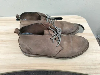 Size 9 Safari mens leather shoes