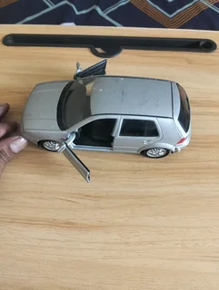 Volkswagen golf iv 1:24 scale model car