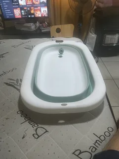 Baby folding bathtub with digital thermometer display