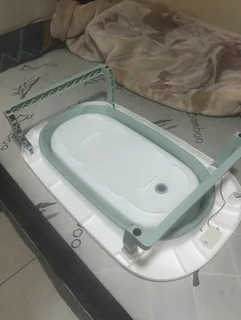 Baby folding bathtub with digital thermometer display