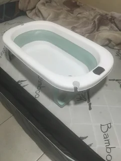 Baby folding bathtub with digital thermometer display