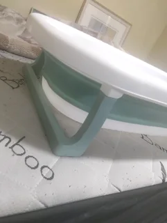 Baby folding bathtub with digital thermometer display