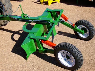 SKRAPERS / GRONDVERSKUIWING / GRADERS