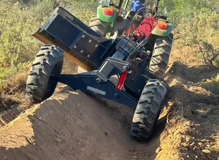 SKRAPERS / GRONDVERSKUIWING / GRADERS