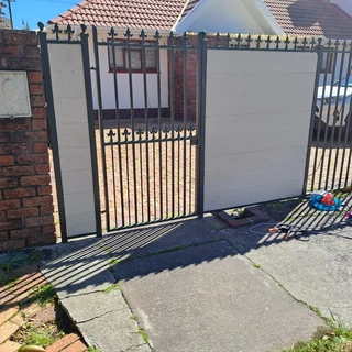 Nutec planks cladded on steel gates and boundary fence