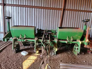 4 ry John Deere 7000 planter