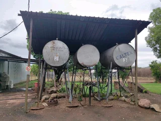 Stel van 3 2200L Diesel tenks met staanders en pompR38 000 vir alles