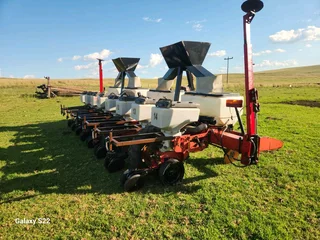 Prys verlaag Massey Ferguson 555 planter 8 ry 76 Kan stel na 91 ook