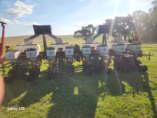 Prys verlaag Massey Ferguson 555 planter 8 ry 76 Kan stel na 91 ook