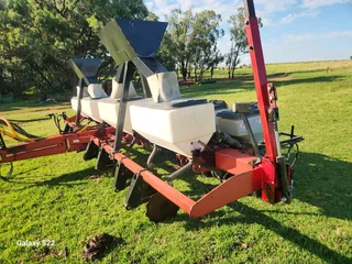 Prys verlaag Massey Ferguson 555 planter 8 ry 76 Kan stel na 91 ook