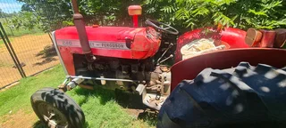 Massey Ferguson 240Loop nog baie mooi. Nuwe voorbande en alles werk op die trekker.Het papiere