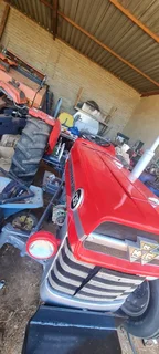 Massy Ferguson 135Laaste goed word klaar gemaak op die een.Kompleet oorgebou