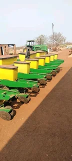 8ry .91 John Deere 7200 Vakuum planter met 4 kunsmis bakke, 6 kunsmis coaters, 2 ekstra saad karretj