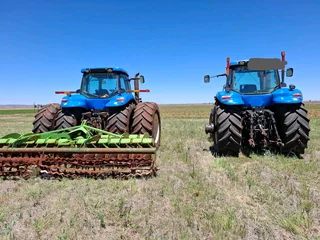 2x New Holland T80402009 en 2010 modelAltwee het &#43;- 7700 ure op