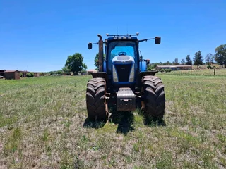 2x New Holland T80402009 en 2010 modelAltwee het &#43;- 7700 ure op