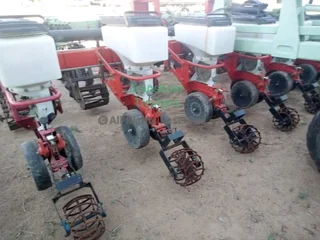 Prys verlaag !!Orthman 8 ry 91 Striptil met Massey Ferguson 555 planter op