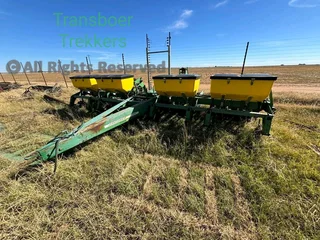 Prys verlaag !!8ry 91 John Deere 1750 planter Met feedcups en kunsmis bakke